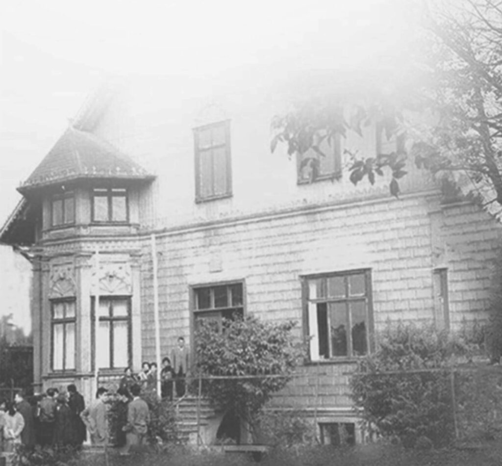 Primera Escuela de Graduados en la casa patrimonial Von Stillfried en la ciudad de Valdivia