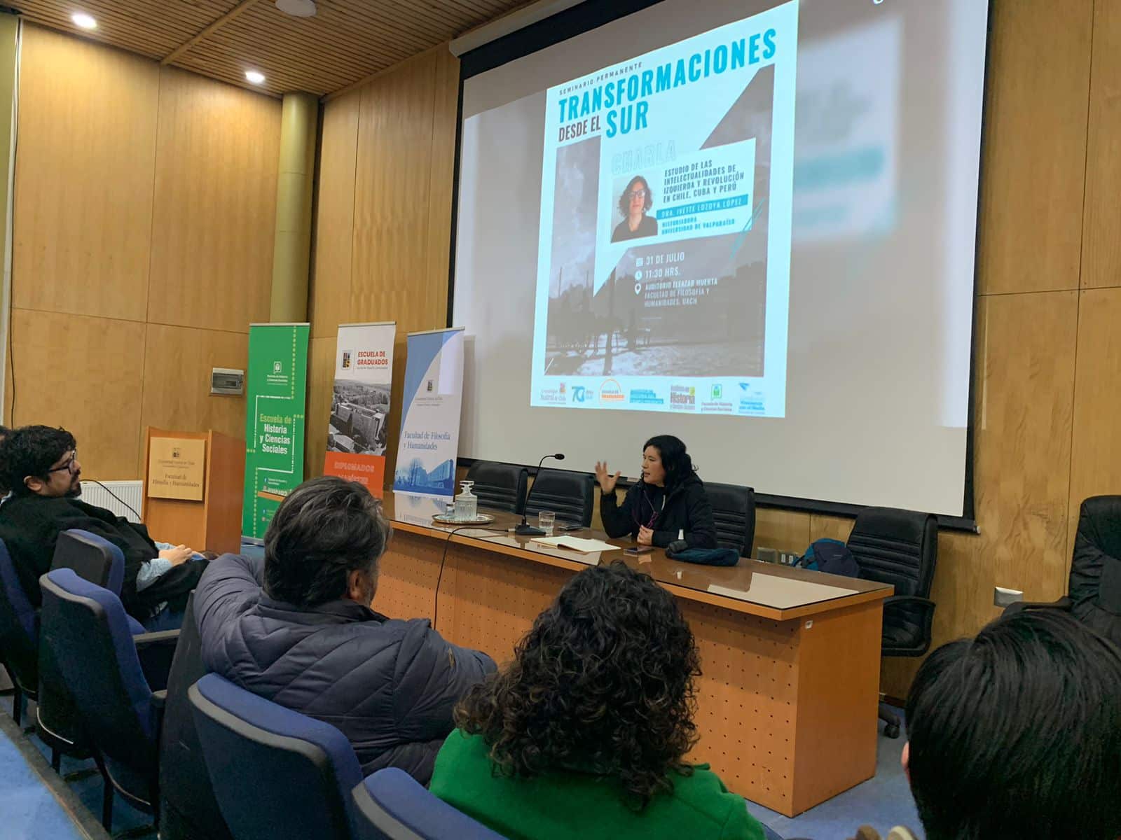 Imagen de la charla de la Dra. Ivette Lozoya, en esta se aprecia a la Dra exponiendo frente al público que la escucha atentamente