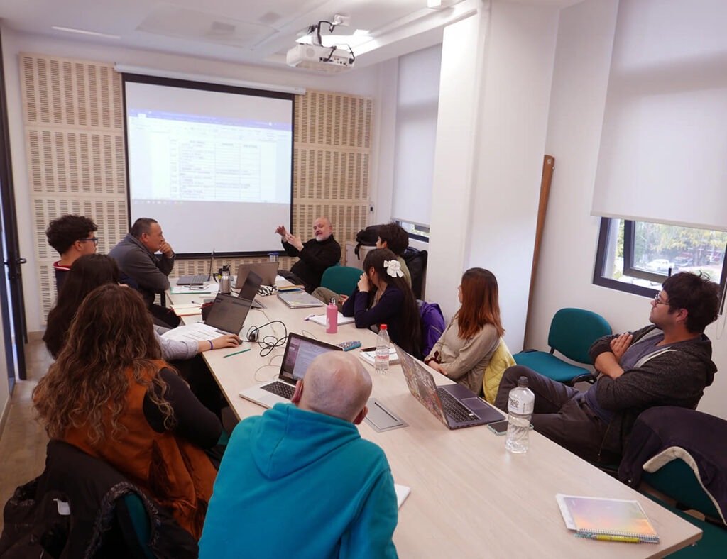 Profesor Rodrigo Browne expone a los estudiantes del Magíster en Comunicación del curso Teoría de la Comunicación