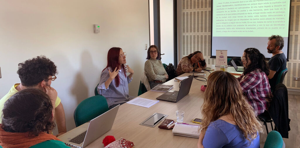 La profesora invitada que nos visitas desde Colombia, expone a los estudiantes del Magíster en Educación, sobre migración y género