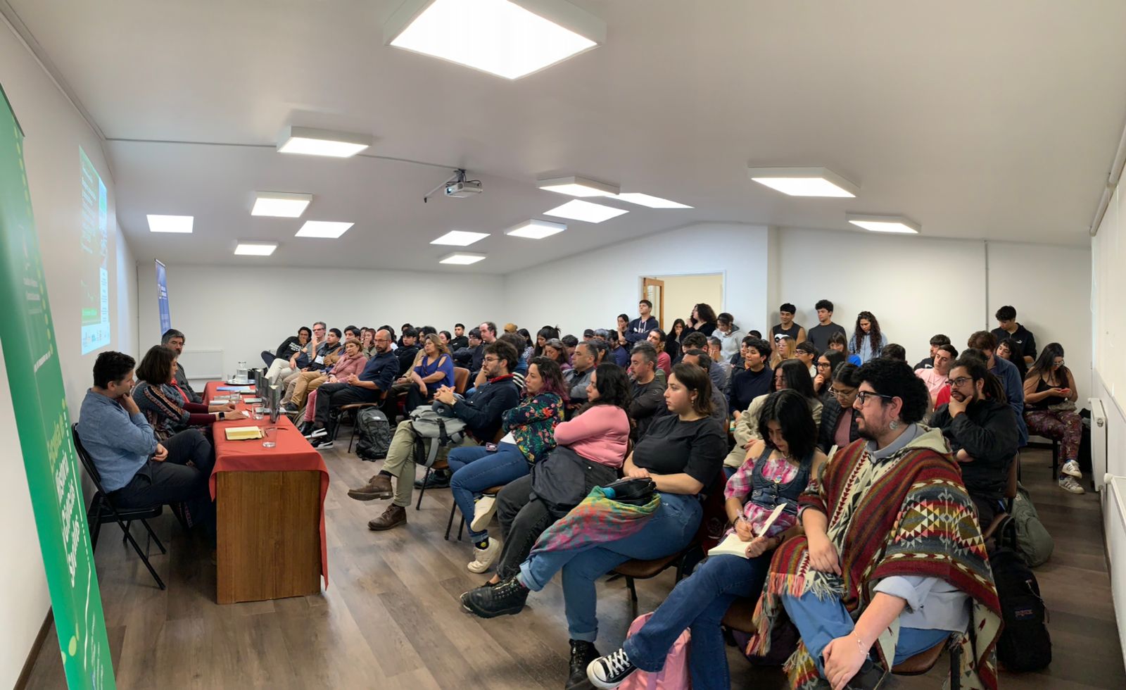 El académico Yerko Monje presenta un enfoque interdisciplinario sobre la industria forestal en el sur de Chile en su libro “Bosques, comunidades y cultivos”